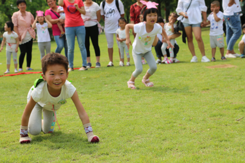 图为濮阳市康教中心聋儿、家长及教师正在开展“龟兔赛跑”游戏活动现场