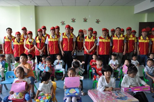 图为 漯河市残联党员志愿者开展圆梦微心愿活动为残疾儿童送去心愿礼物