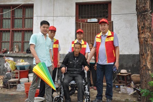 图为 漯河市残联党员干部冒雨入户为残疾人发放轮椅及辅助器具