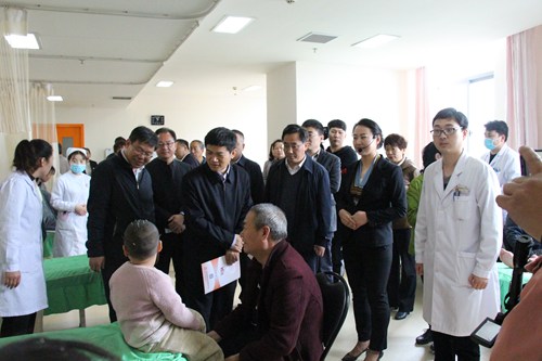 图为观摩组在中牟县第二人民医院查看残疾儿童康复服务情况
