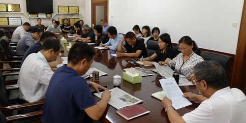 图为郑州市残联全体干部职工参加会议
