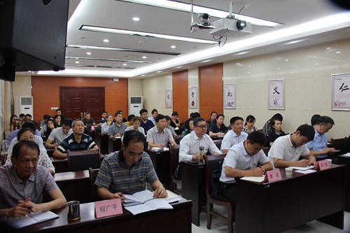 图为郑州市残联全体党员干部、市委第十巡回指导组成员宋二坡、康波参加会议
