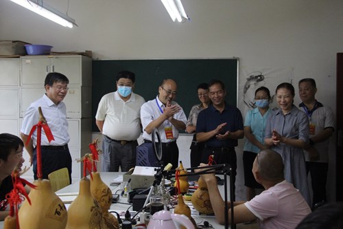 图为郑州市人大常委会在郑州市残疾人康复教育中心参观烙画培训班