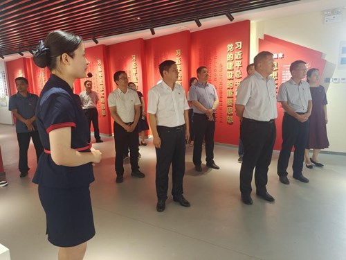 图为市残联全体党员赴郑州党史馆参观主题教育展