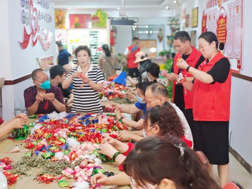 图为市残联开展“迎端午、制香囊、送健康” 主题党日活动