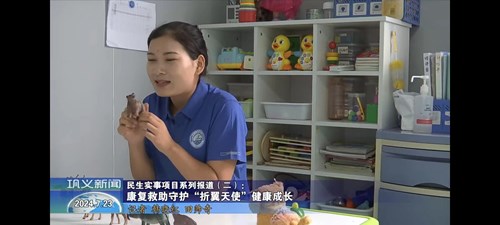 图为巩义市电视台报道巩义市残联残疾儿童康复救助工作