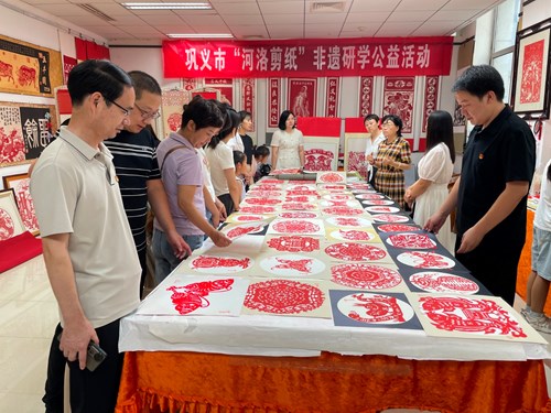 图为活动中巩义市残联干部职工现场学习体验河洛剪纸