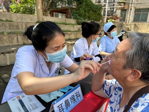 图为上街区残联系统开展“预防疾病致残 共享健康生活”残疾人预防日宣传活动