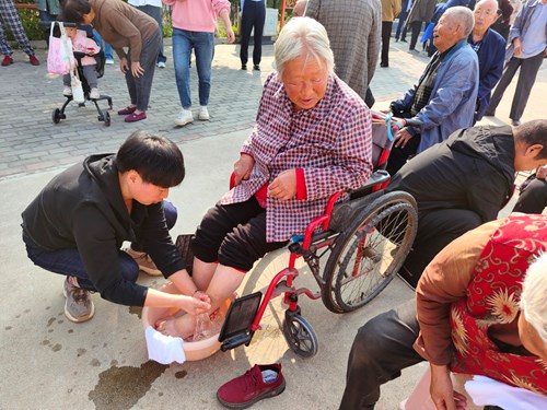 图为图为卢店街道龙泉路社区残协开展助残志愿服务活动