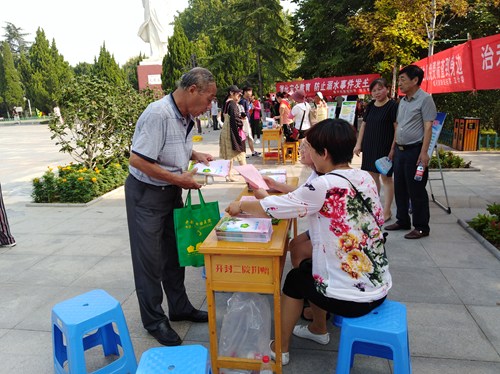 图为正县级干部李晓亮指导活动开展