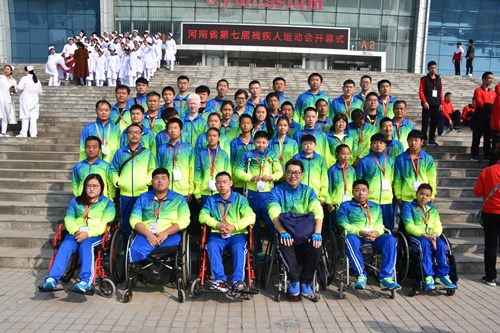 图为安阳市45名残疾人运动员戴奖牌合影