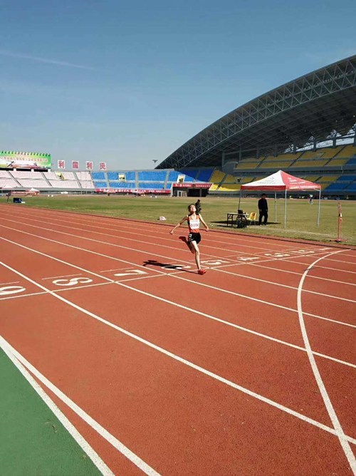 图为安阳市残疾人运动员800米比赛最后冲刺瞬间