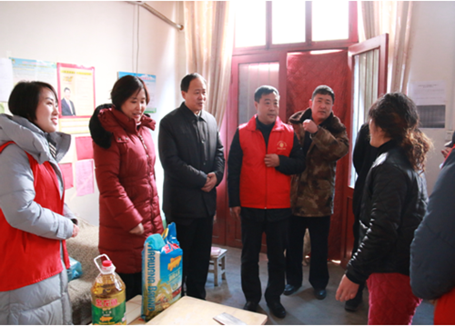 图为市残联党组书记程婵娟一行在内黄县走访慰问贫困残疾人家庭