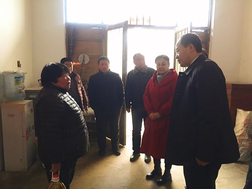 图为安阳市残联副理事长范廷宾、四级调研员周伟娜一行到殷都区走访慰问贫困残疾人家庭