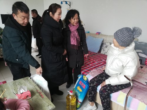 图为安阳市残联副理事长许萍一行到北关区走访慰问贫困残疾人家庭