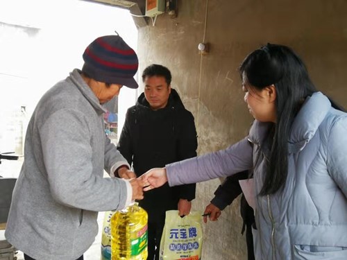 图为汤阴县残联理事长一行走访慰问贫困残疾人家庭