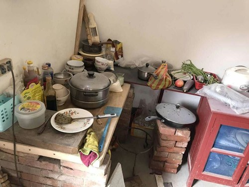 图为：吉利区残疾人家庭改造前的厨房