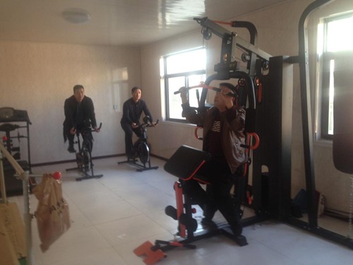 图为：残疾人在“自强健身示范点”健身活动室锻炼