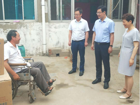 图为：孟津县政府领导慰问贫困残疾人