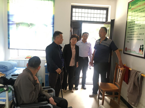 图为：调研组在汝阳县小店镇托养中心慰问入住残疾人