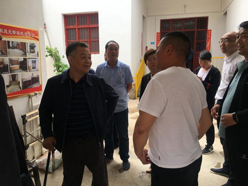 图为：调研组在汝阳县河西村无障碍改造家庭进行走访