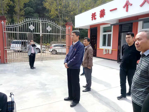 图为：县委书记潘峰视察贫困重度残疾人托养中心