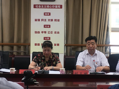 图为：市委第十七巡回指导组组长刘三献同志做指导发言