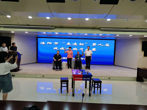 图为：刘峥伟理事和张国美副理事长为获得全场男子、女子组总冠军的运动员颁奖