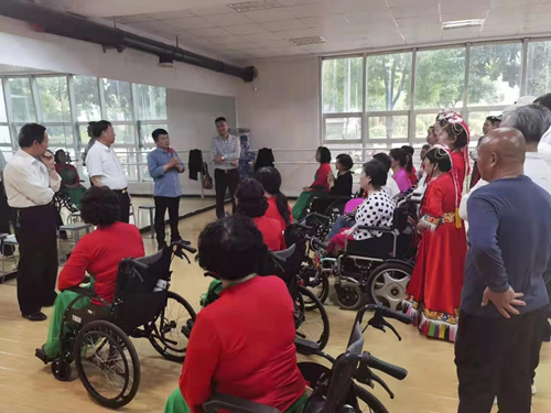 图为：洛阳市政协委员、市肢残人协会主席郭前进代表残疾人发表讲话