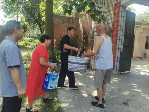 图为：区残联到西霞院白坡社区走访慰问党龄50年的残疾人老党员
