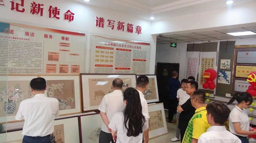 图为：区残联举办庆祝建党100周年残疾人作品展