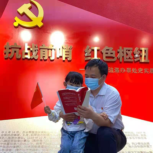 图为：党员及其子女共同诵读红色家书