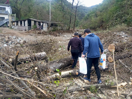 图为：嵩县残联帮扶受灾残疾人重建家园