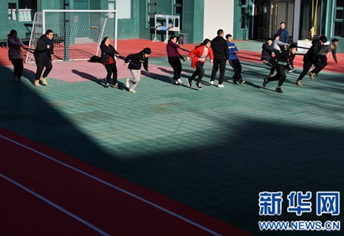 图为：在河南省洛阳市栾川县特殊教育学校操场内，参与冰雪项目的学生进行体能训练