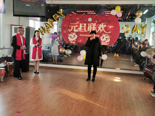 图为：孟津区残联理事长张晓理向全体师生致以节日的慰问和新年祝福