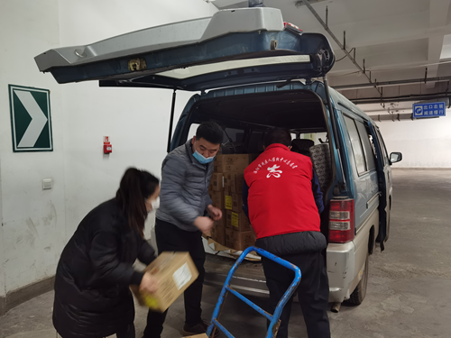 图为：市残疾人维权中心志愿者帮助新安县装车