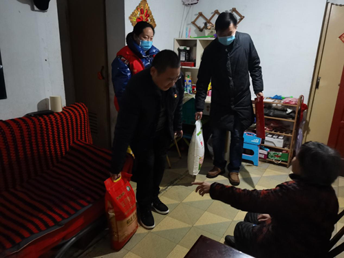 图为：老城区残联全体党员干部走访慰问辖区内困难残疾人家庭