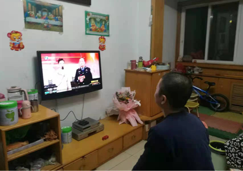 图为：市残联党员观看第八届河南省道德模范颁奖仪式