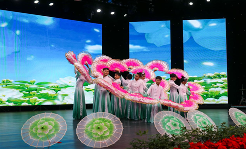 图为：汝阳特教学校聋哑学生表演《茉莉花开》