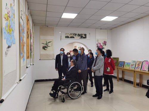 图为：偃师博物馆展出残疾人书画作品