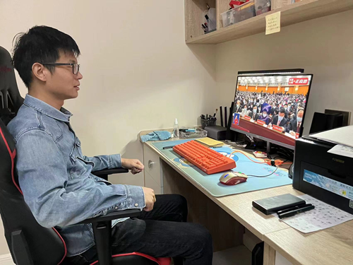 图为：伊川县残联党员干部在观看直播