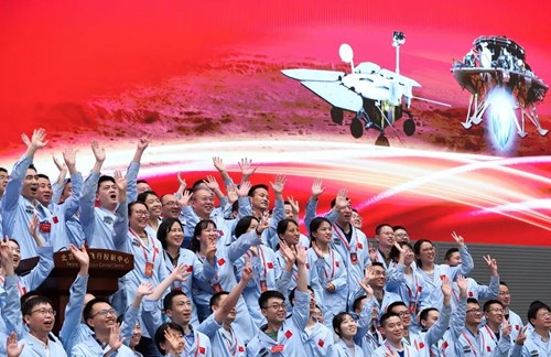 图为：2021年5月15日7时18分，天问一号着陆巡视器成功着陆于火星乌托邦平原南部预选着陆区，我国首次火星探测任务着陆火星成功。这是航天科研人员在北京航天飞行控制中心指挥大厅庆祝。新华社记者金立旺摄