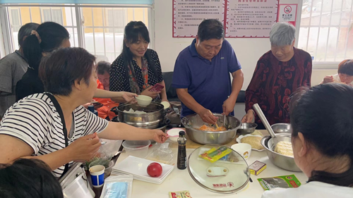 图为：学员们正在学习制作中式面点