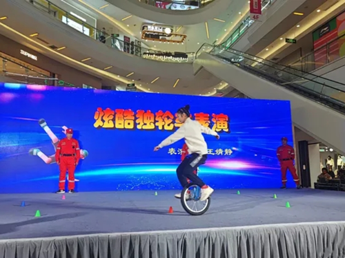 图为：独轮车表演