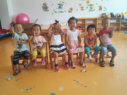 图为范县聋儿语训做康复治疗的孩子们