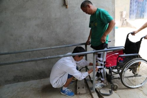 图为截瘫残疾人免费制作截瘫行走器
