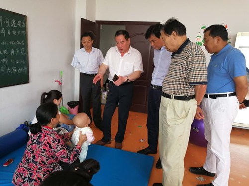 图为省领导到范县综合康复中心看望慰问0至6岁智障儿童
