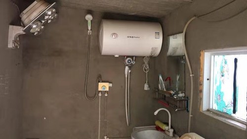 图为县残联为残疾人安装的热水器
