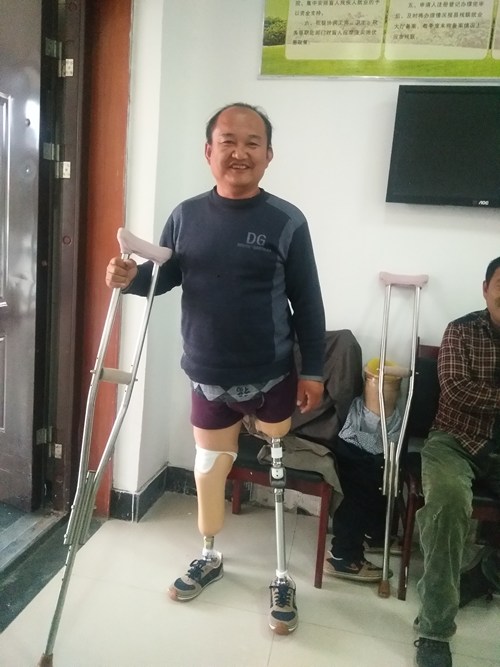 图为陆集乡丁石王村丁保国双下肢均安装了新的假肢