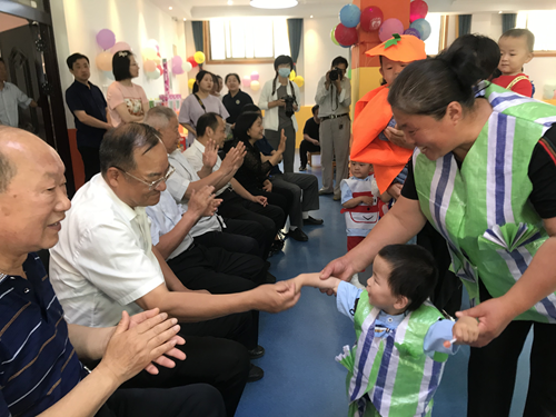 图为濮阳市政府副市长黄守玺与残疾儿童与家长亲切交谈
